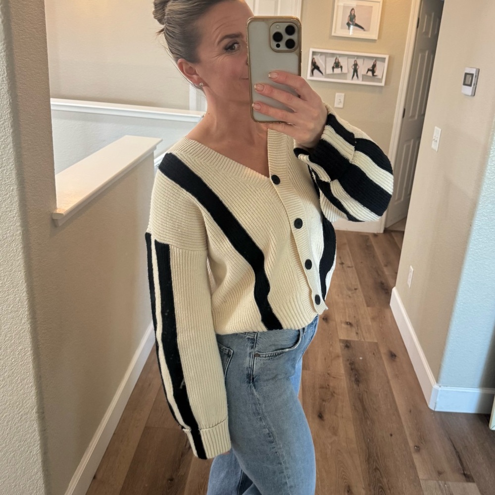 FLASH SALE! Nasty Gal cream and black slouchy cardigan sweater - Picture 4 of 11